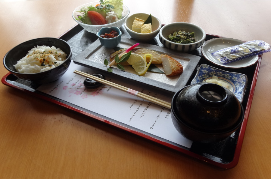丁寧に盛り付けた会席料理